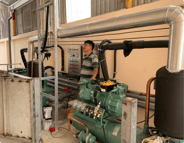 Cụm máy nén và đường ống trong phòng máy