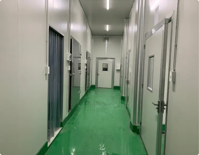 Hành lang khu kho lạnh với sàn epoxy màu xanh