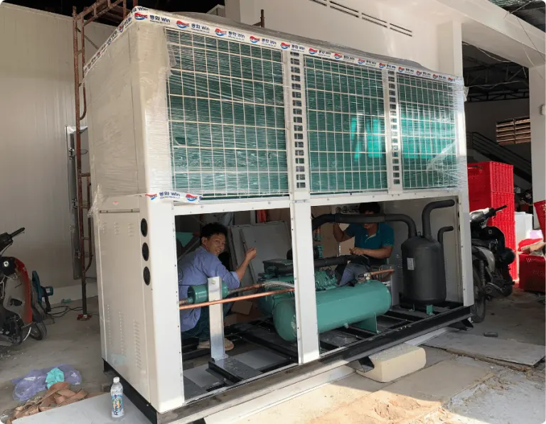 Cụm dàn ngưng công suất lớn đang lắp đặt