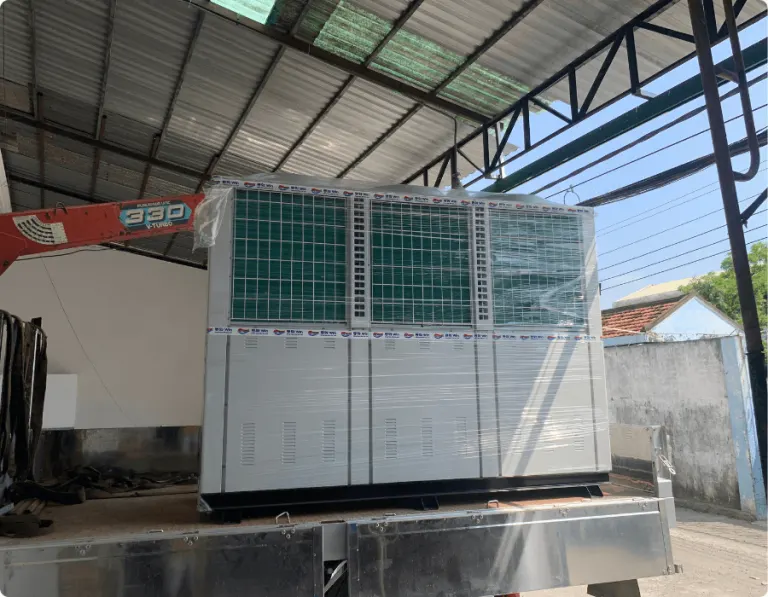 Cụm dàn ngưng được cẩu vào vị trí