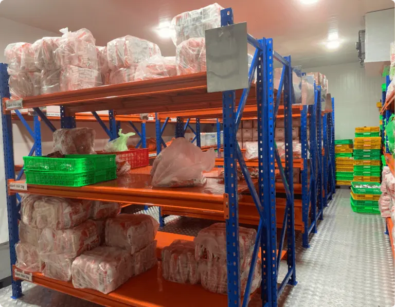 Kệ thép và hàng đóng gói bên trong kho lạnh