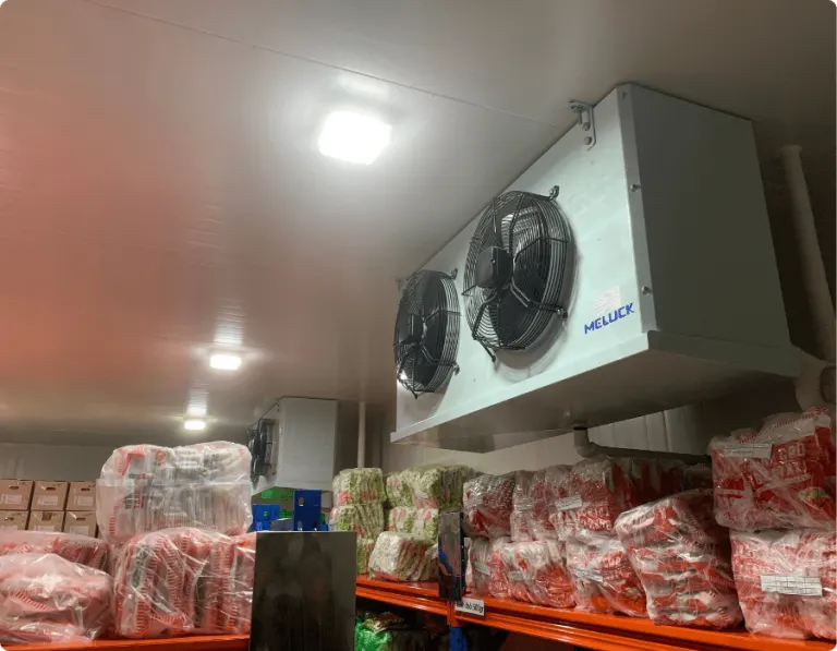 Dàn lạnh trong kho, hàng đóng gói xếp trên kệ