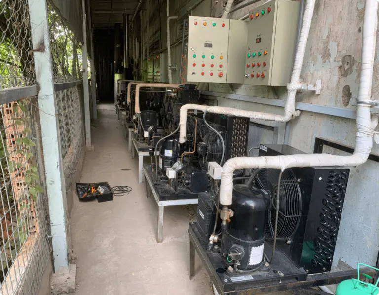 Cụm máy nén và tủ điện lắp ngoài kho